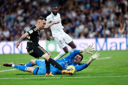 Thibaut Courtois aguanta al desaparecido delantero del Celta, Iago Aspas.
