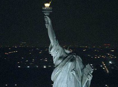 La Estatua de la Libertad sufre la mutilación de su cabeza al inicio de <i>Monstruoso.</i>