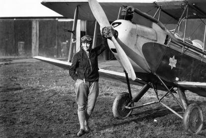 Amy Johnson (1903-1941), frente a Gipsy Moth justo antes de emprender un vuelo en solitario de 19 días a Australia.