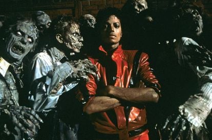 En la imagen, Michael Jackson rodeado de muertos vivientes en el videoclip de 'Thriller'.