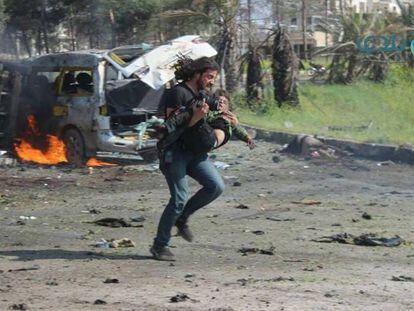 El fotógrafo Abd Alkader corre con un niño en brazos tras el atentado terrorista.