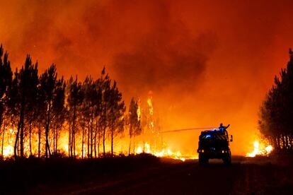 Ha arrasado hasta este jueves unas 6.800 hectáreas y unas 10.000 personas han sido evacuadas en los departamentos de Gironda y las Landas, con efectos en las conexiones terrestres con España y limitaciones al tránsito de vehículos.