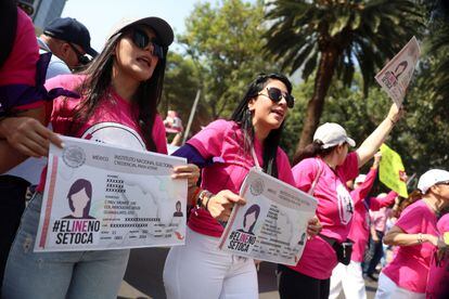 Manifestantes de la marcha en CIudad de México contra la reforma electoral de Morena.