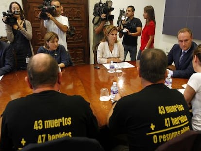 La Asociaci&oacute;n de V&iacute;ctimas 3 de Julio reunida con Alberto Fabra en octubre de 2011. 