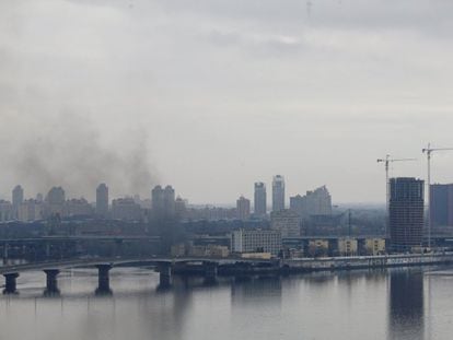 Una columna de humo sale desde los alrededores del Ministerio de Defensa de Ucrania, tras el ataque autorizado por Vladímir Putin.