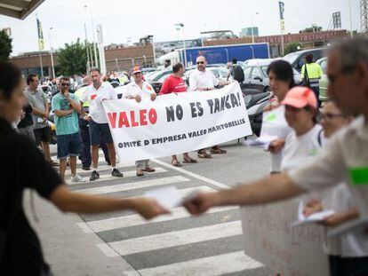 Concentraci&oacute;n de trabajadores de Valeo delante de la f&aacute;brica de Nissan en Barcelona.