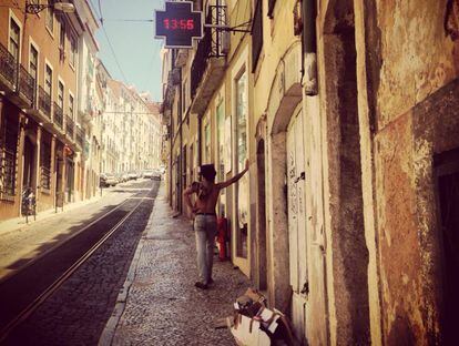 Una calle de Lisboa, ciudad a la que huyó Ray tras el crimen de Luther King y a la que también huyó Muñoz Molina en 1987 para acabar su novela 'Invierno en Lisboa'. El escritor pasó allí el mes de octubre de 2013 para trabajar en su último libro.