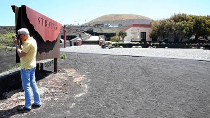 Un turista en el aparcamiento de la bodega Stratvs. 