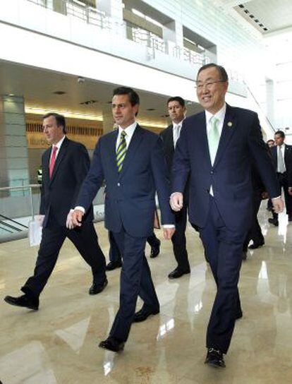 El presidente de México, Enrique Peña Nieto, escoltado por el secretario de la ONU, Ban Ki-moon y el ministro de Exteriores, José Antonio Meade