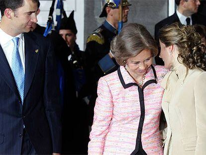 El príncipe Felipe, la reina Sofía y la princesa Letizia, a la salida de la ceremonia.
