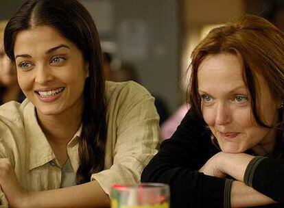 Aishwarya Rai (que encarna a la parricida Kinrakit Alhuwalia del caso real) y Miranda Richardson, en un momento de la película.