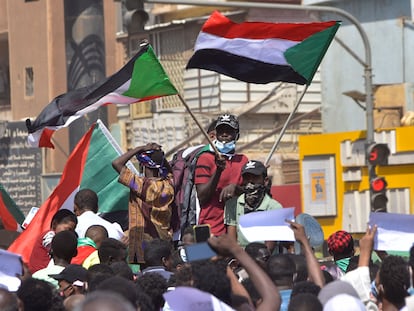 Manifestantes sudaneses ondean banderas nacionales en una marcha de apoyo al Gobierno civil, en Jartum este jueves.