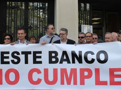 El alcalde de Albal, el socialista Ram&oacute;n Mar&iacute;, en la protesta ante el banco.