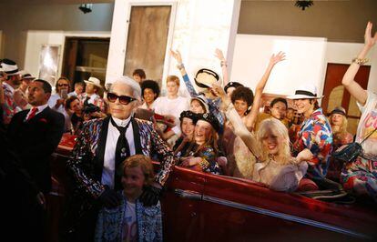 Karl Lagerfeld posa con varios modelos al concluir el primer desfile de Chanel en La Habana, el pasado martes.