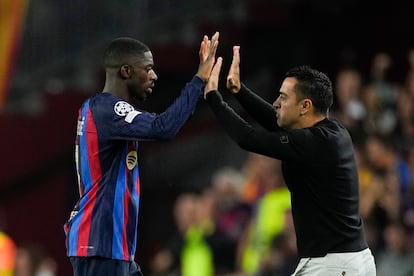 Xavi celebra con Dembélé el primer gol del Barcelona ante el Inter.