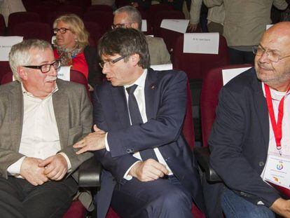 El presidente de la Generalitat entre los dirigentes de CCOO Joan Carles Gallego y Ignacio Fern&aacute;ndez Toxo.