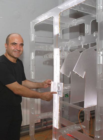 El arquitecto Vicente Guallart, durante la presentación de un prototipo de vivienda que integra el mundo digital y el físico