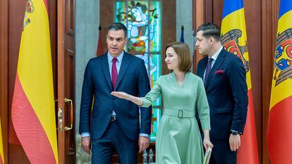 Pedro Sánchez con la presidenta de Moldavia, Maia Sandu, este viernes en Chisinau.
