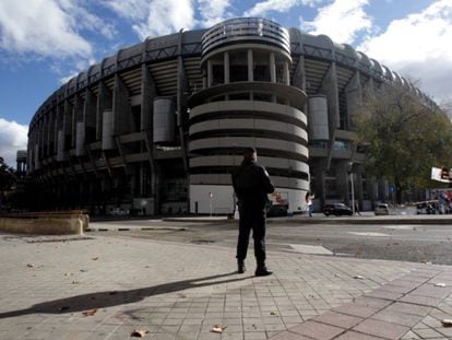 Un policía nacional, delante del estadio Santiago Bernabéu.