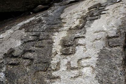 Roca tallada con esv&aacute;sticas que apareci&oacute; hace diez d&iacute;as tras producirse un desplome de tierras junto al arrollo Xesteiras en Mar&iacute;n.