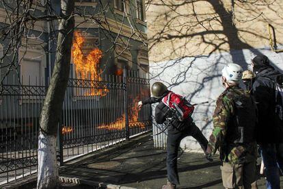 Manifestantes ucranianos prendem fuego a la sede del gobernante Partido de las Regiones (PR) en Kiev tras el estallido de los primeros choques violentos entre opositores y policía en el centro de la capital ucraniana desde finales de enero.