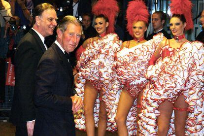 En un viaje a Francia, se divierte con las chicas del Moulin Rouge. 