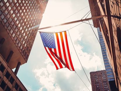 Una bandera estadounidense en un edificio en Manhattan, Nueva York.