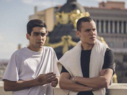 Los actores Omar Ayuso y Arón Piper. En vídeo, los protagonistas de 'Élite' revelan los secretos de la segunda temporada.
