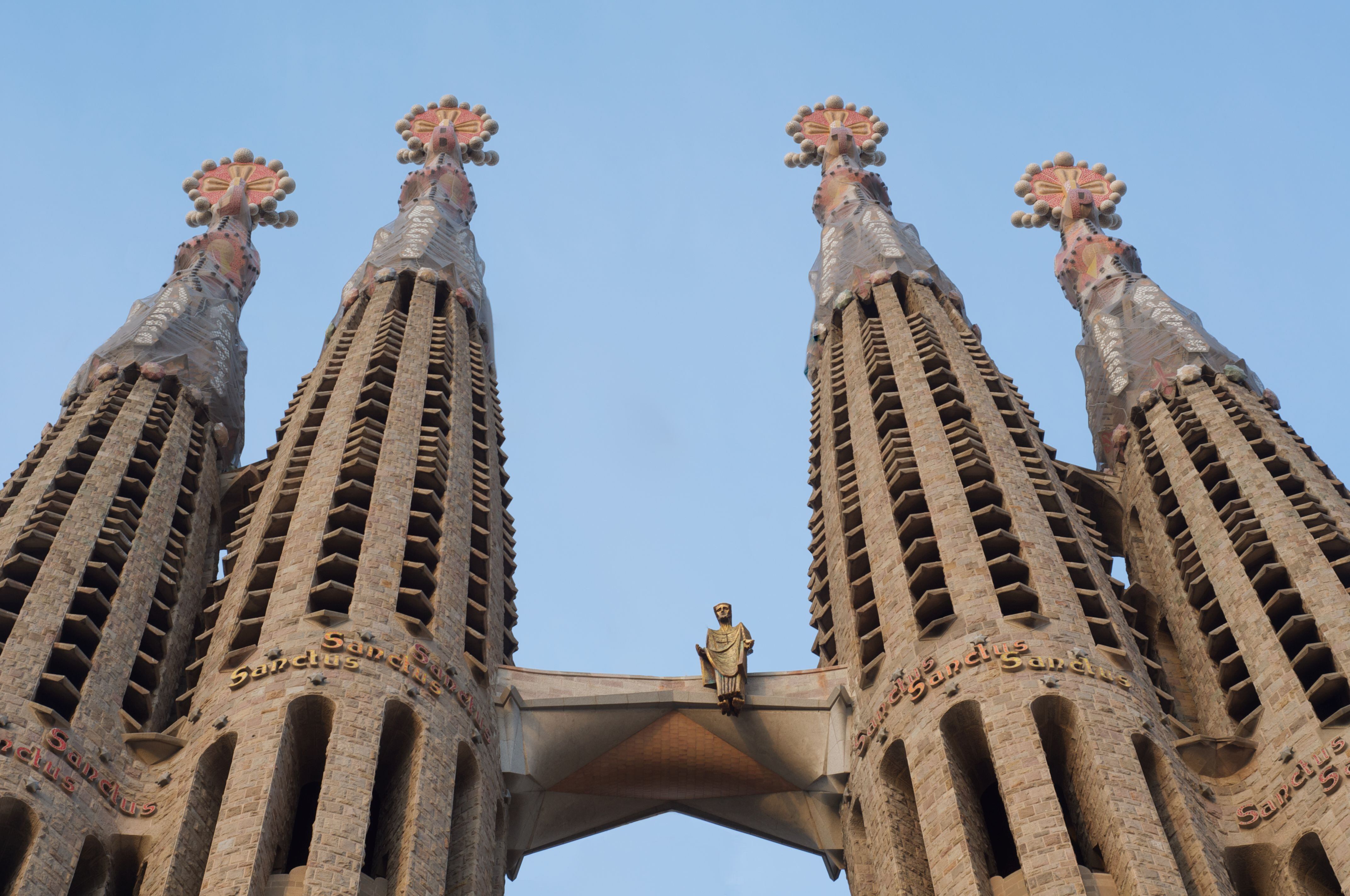 Cuatro de las torres de la Sagrada Familia, en Barcelona.