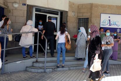 Varias personas esperan su turno para solicitar los documentos con los que pedir el ingreso mínimo vital, en junio en Melilla.