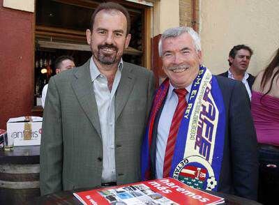 El presidente del <i>Geta,</i> Ángel Torres (izquierda), y el alcalde de Getafe, Pedro Castro, celebran el triunfo.
