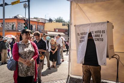 Decenas de personas acudieron a votar por la próxima gobernadora del Estado de México, en el municipio de Metepec, el 4 de junio de 2023.
