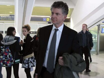 Jonathan Powell, ex jefe del gabinete de Tony Blair, a su llegada a Bilbao.