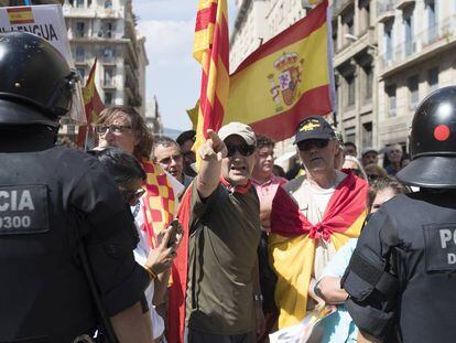Los Mossos impiden que una marcha a favor del castellano en la escuela llegue a plaza Sant Jaume.