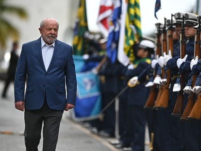 El presidente de Brasil, Luiz Inácio Lula da Silva, camina en revisión de tropas en el Comando de la Fuerza Aérea en Brasilia, el 31 de mayo de 2023.