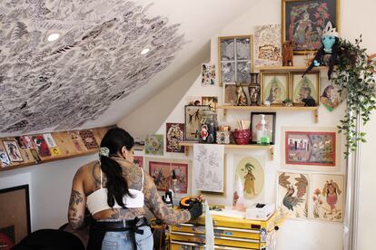 La obra de Heleena Mistry, afincada en Leicester (Inglaterra), se ha convertido en toda una influencia gracias a sus piezas que expresan su herencia guarajati. Realiza tatuajes atemporales para sus compatriotas inmigrantes del sur de Asia y acepta el privilegio que supone reinterpretar con un estilo moderno y la iconografía popular y tradicional india con la que creció. Su objetivo es ofrecer a esa comunidad la experiencia de tatuaje artístico que se merecen.