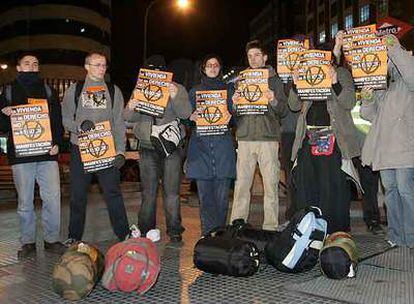 Algunos de los activistas por una vivienda digna que pasaron la noche en la calle.