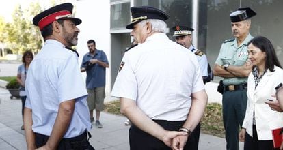 Trapero habla con mandos de la Polic&iacute;a y la Guardia Civil tras los atentados de Cambrils.