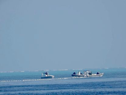 Una imagen cedida por los la Guardia Costera de Filipinas muestra embarcaciones de los guardacostas chinos patrullando junto a una barrera flotante cerca del arrecife de Scarborough, una zona en disputa del mar del sur de China, el pasado 20 de septiembre.