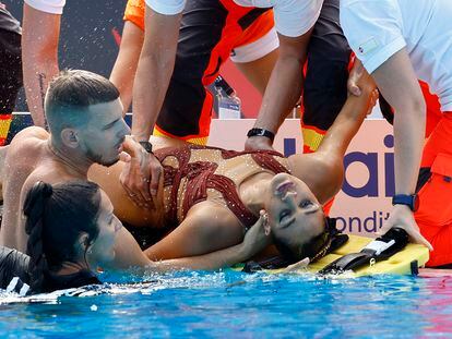 Anita Álvarez recibe asistencia médica en la piscina de Budapest. Andrea Fuentes y el socorrista, en primer plano.