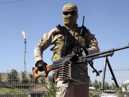 Un miembro de las fuerzas de seguridad kurdas vigila una refiner&iacute;a en las afueras de Mosul (Irak).