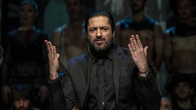 Rafael Amargo, en la rueda de prensa de esta noche en el Teatro La Latina de Madrid. En vídeo, las declaraciones del bailarín y de su abogado, Cándido Conde-Pumpido, en el acto.
