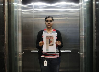 Deepshikha Bharadwaj, de 24 años, posa en un ascensor de la agencia de publicidad en la que trabaja con un cartel en el que avisa de que no se quedará a trabajar hasta tarde porque no quiere correr el riesgo de ser increpada o atacada por la noche.