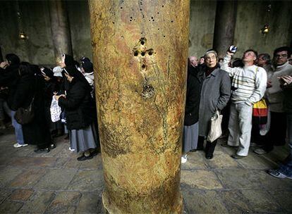 Turistas hace cola para entrar en la gruta donde se dice que nación Jesús en el interior de la Basílica de la Natividad en Belén.