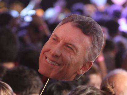 Militantes de Cambiemos festejan la victoria de Mauricio Macri en las elecciones presidenciales en Argentina hoy, domingo 22 de noviembre de 2015, en Buenos Aires (Argentina). 
