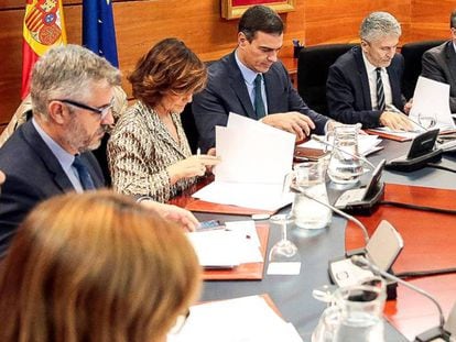 Pedro Sánchez preside este sábado en La Moncloa una reunión del Comité de Coordinación sobre la situación en Cataluña. En vídeo, el dispositivo de seguridad para los actos independentistas convocados para este sábado.