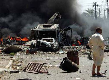 Varios coches arden tras la explosión de un camión bomba junto al edificio de Bagdad TV ayer en la capital iraquí.
