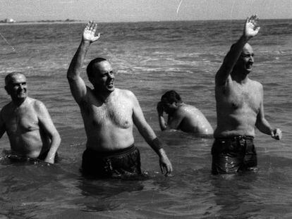 Manuel Fraga (segundo por la izquierda), durante el baño en las aguas de Palomares días después del accidente con armas nucleares. En vídeo, uno de los técnicos que participó en la limpieza del accidente visita la playa 50 años después.