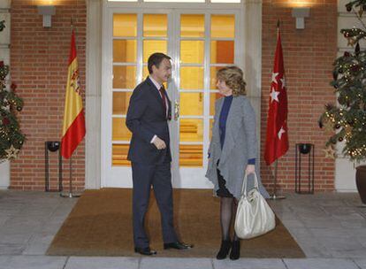 El presidente del Gobierno, José Luis Rodríguez Zapatero, recibe en la Moncloa a la presidenta de Madrid, Esperanza Aguirre.