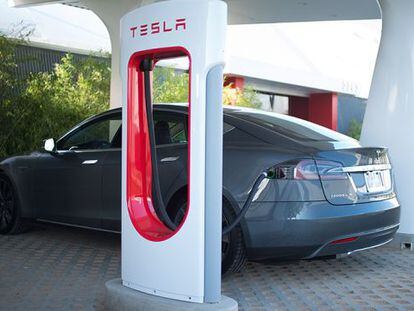 Tesla ya tiene 100 cargadores eléctricos en todo el mundo